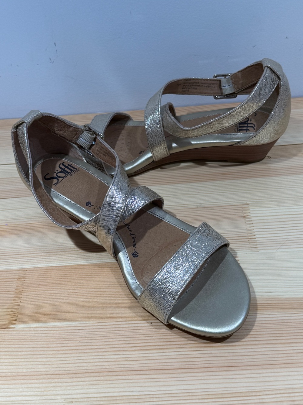 Söfft Metallic Champagne Gold Leather Low Wedge Sandals: 7.5 - Picture 3 of 11
